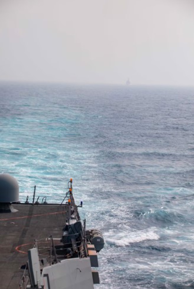 美国海军阿利·伯克级驱逐舰USS Chung-Hoon (DDG 93) 和加拿大皇家海军哈利法克斯级护卫舰 HMCS Montreal (FFH 336) ，今(3)日通过台湾海峡。(摘自美国海军第七舰队网站)