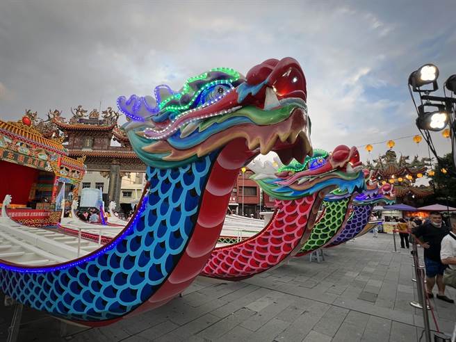 台南市安平开台天后宫前的龙舟，同时点亮身上的LED灯饰，营造出安平地区最美丽的风景。（洪荣志摄）