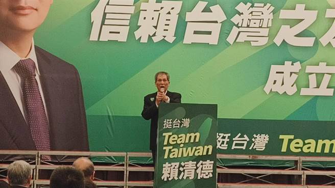 嘉义市信赖台湾之友会筹备会召集人江熙哲高喊嘉义市赢票要超过嘉义县。（廖素慧摄）