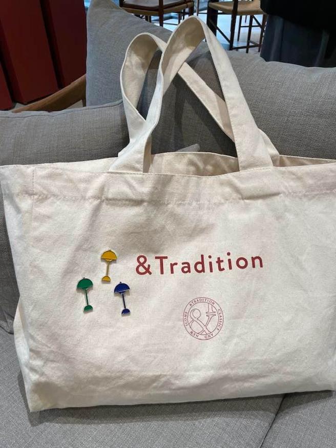 玛黑家居购买Flowerpot 新色灯具，限量赠送Flowerpot 造型别针和 &Tradition品牌帆布袋 。（古明弘摄）