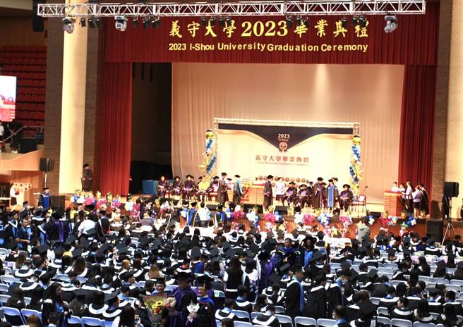 时值毕业季，义守大学校毕业典礼今天扩大举办，值得一提的是，前2届受疫情影响取消毕业典礼的毕业生，也在学校邀请下返校亲歷毕业授证仪式。（义守大学提供／林雅惠传真）