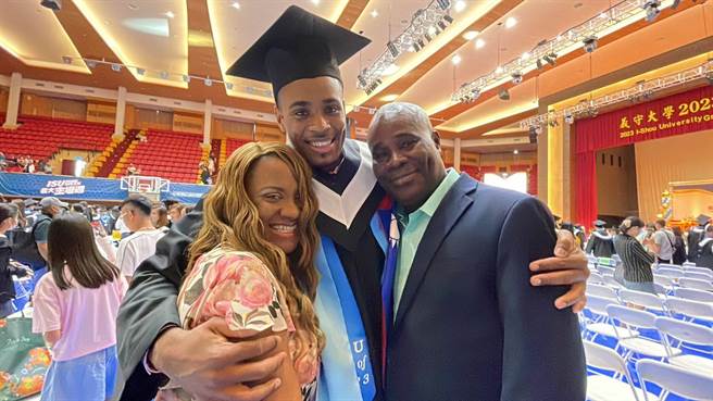 义守大学观光餐旅学院餐旅管理学系的周狄恩，他的家人远从圣露西亚到义守大学参加毕业典礼。（义守大学提供／林雅惠传真）