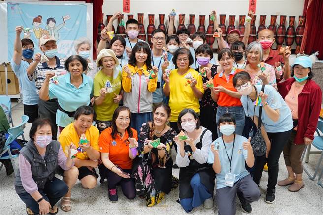 桃园市青年志工与石门社区长辈一同彩绘粽子造型零钱包。（青年局提供／蔡明亘桃园传真）