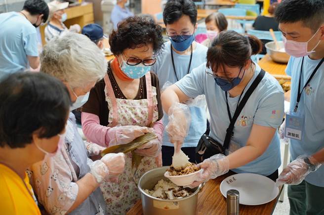 桃园市青年志工与石门社区长辈一起包粽子。（青年局提供／蔡明亘桃园传真）