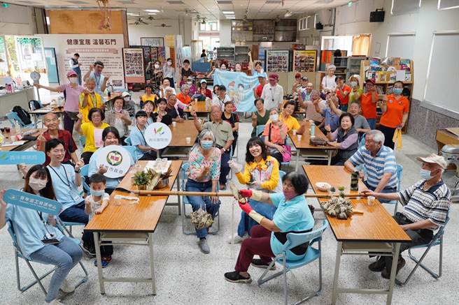桃园市青年局今年5月成立桃青志工队，今日出队前往龙潭办理社区创艺相伴服务活动。（青年局提供／蔡明亘桃园传真）