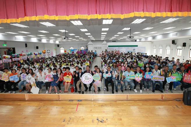 新北市芦洲区公所及崇利建设今（3日）于芦洲行政中心颁发助学圆梦奖学金。（芦洲区公所提供）