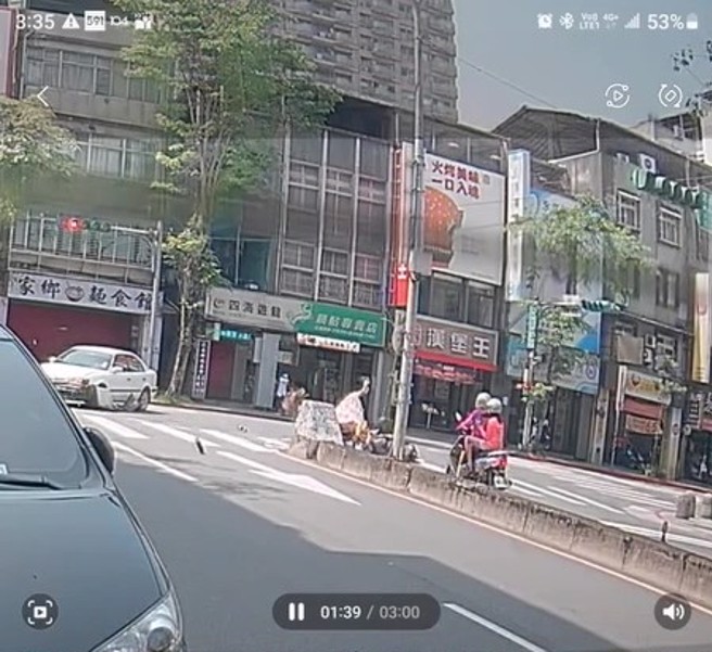 汽车左转未注意碰撞机车，无辜母子过马路被撞翻。（翻摄画面）