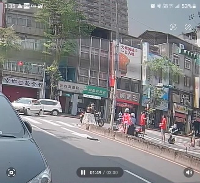 妈妈自己都翻一圈不顾伤势先关心小孩。（翻摄画面）