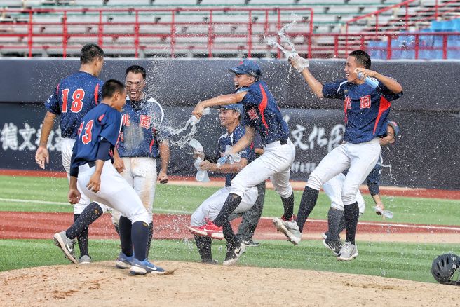 桃园市夺下112年玉山杯冠军，由吴柏宏担任U18世界杯中华队总教练。（杜宜谙摄）