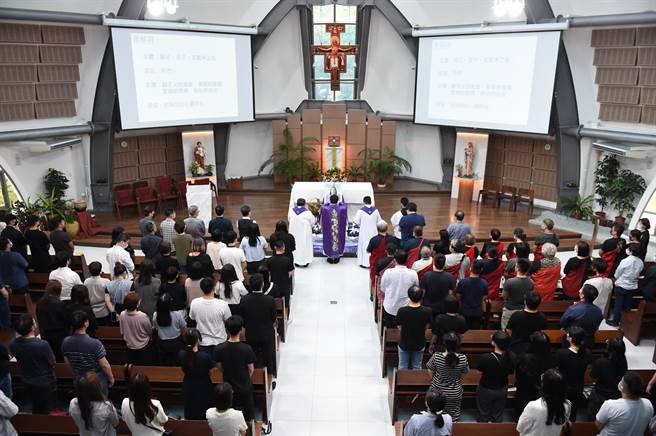 静宜大学法律系助理教授林淑雅，因中捷公安意外不幸罹难，校方3日于主顾圣母堂举行追思会。（陈淑娥摄）