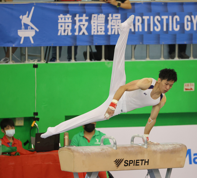 「鞍马王子」李智凯再一次完美落地，夺本季第2面金牌。（全运会提供）