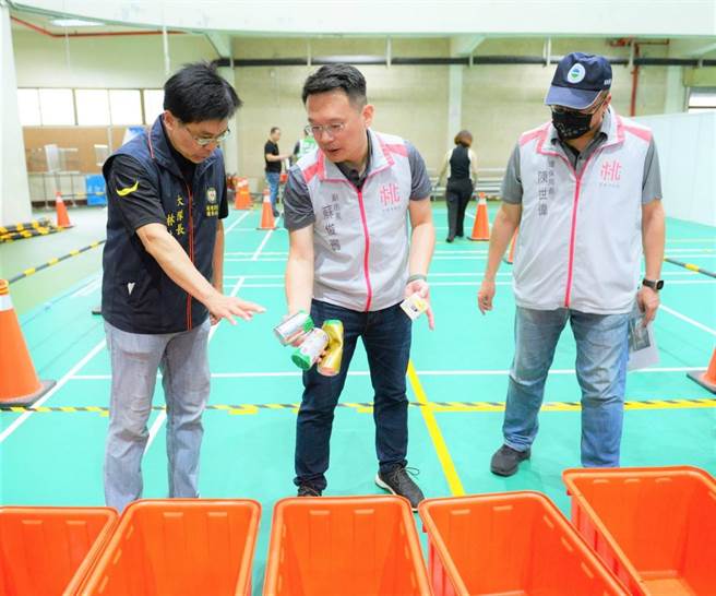 桃园市清洁队员对外招考体能测验在元智大学登场，桃园市副市长苏俊宾（中）3日前往关心考场情况。（环保局提供／蔡明亘桃园传真）