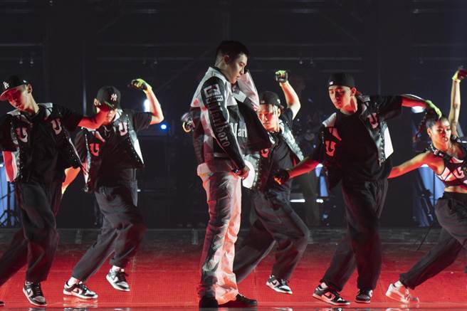 周汤豪演唱会有如大型时尚秀。（环球音乐提供）