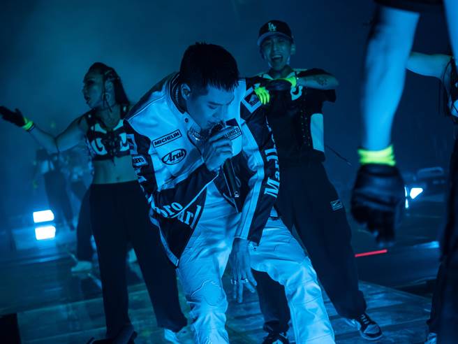 周汤豪今晚首登高雄巨蛋开唱，全场嗨翻。（环球音乐提供）