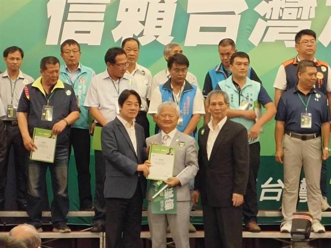 赖清德副总统授证信赖台湾之友会百工百业后援会证书给远东机械前董事长庄国辉。（廖素慧摄）