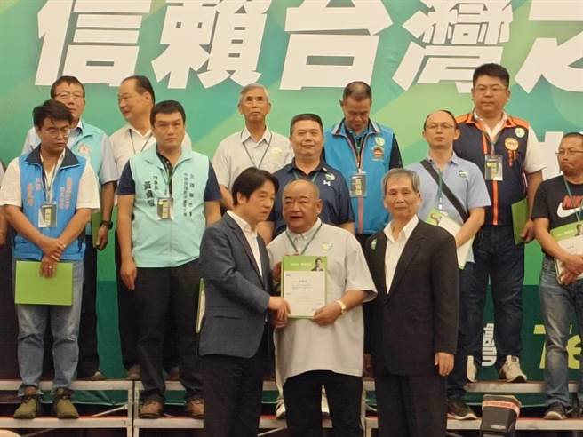 赖清德副总统授证信赖台湾之友会百工百业后援会证书给林聪明沙锅鱼头负责人林聪明。（廖素慧摄）