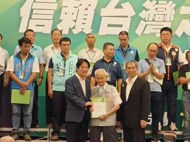 赖清德副总统授证信赖台湾之友会百工百业后援会证书给嘉邑城隍庙董事长赖永川。（廖素慧摄）