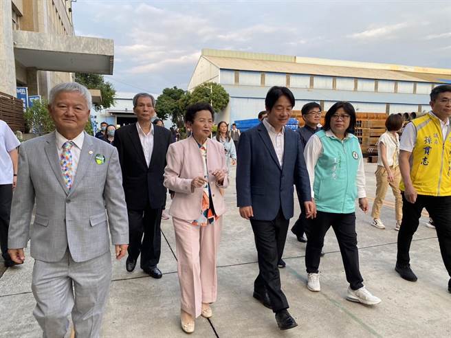 赖清德偕王美惠、江熙哲参访远东机械。（王美惠立委提供／廖素慧嘉市传真）