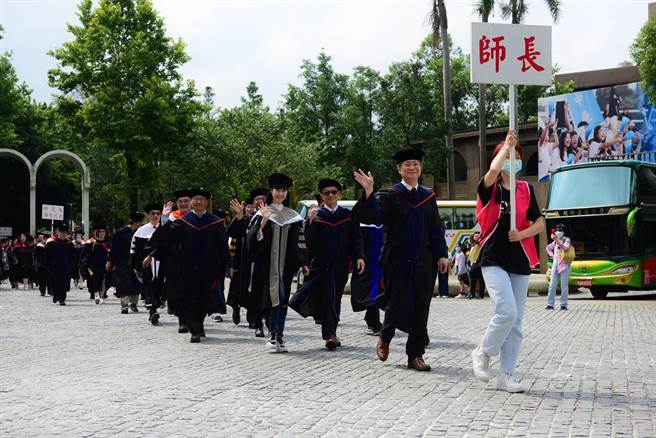 中原大学第65届毕业典礼前校园巡礼活动。（中原大学提供／蔡明亘桃园传真）