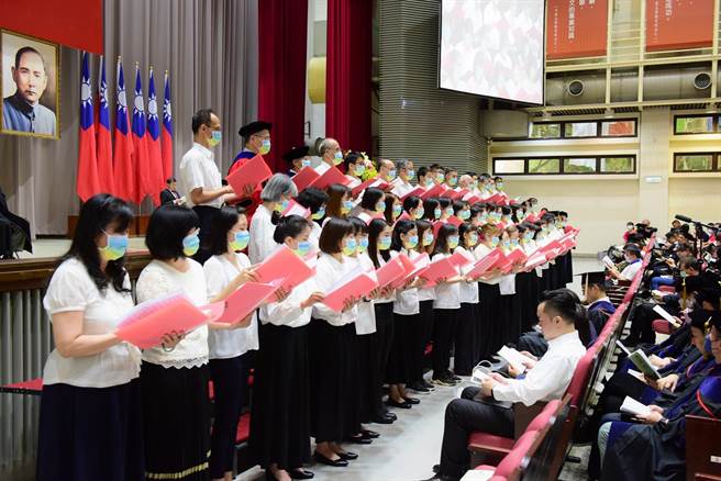 中原大学毕业典礼，中原大学教职员生百人诗班献唱。（中原大学提供／蔡明亘桃园传真）
