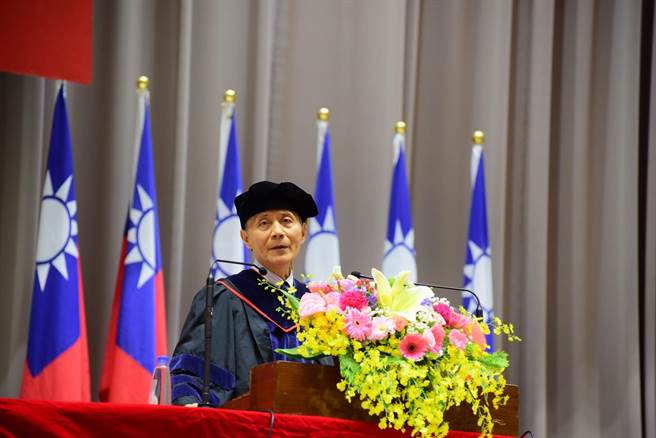 中原大学校长李英明鼓励毕业生慎用数位科技，造福人群，成为改变世界的力量。（中原大学提供／蔡明亘桃园传真）