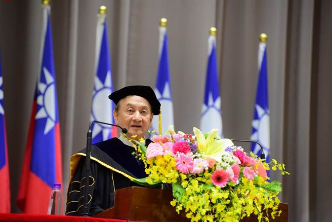 中原大学第65届毕业典礼3日于中正楼礼堂盛大登场，中原大学董事长张光正致词。（中原大学提供／蔡明亘桃园传真）