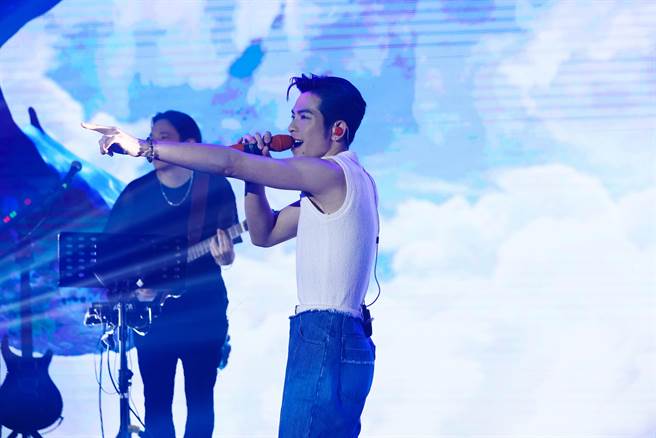 萧敬腾日前受邀在企业晚宴开唱，现场气氛热闹。（华纳音乐提供）