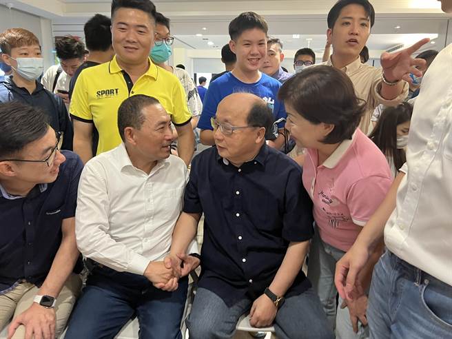 国民党总统参选人侯友宜到台中争取支持，蓝营晚间举办餐叙展现大团结气势。（林欣仪摄）