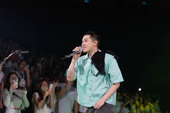 周汤豪数度收到粉丝丢上台的内衣，索性挂在肩上。（环球音乐提供）