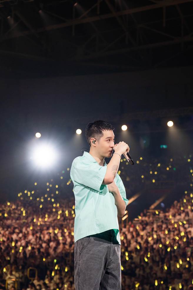 周汤豪在台上感谢粉丝支持，激动哭了。（环球音乐提供）