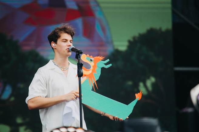 佩德艾利亚斯开心拿出龙舟造型板子。（Wonderful Entertainment Asia提供）