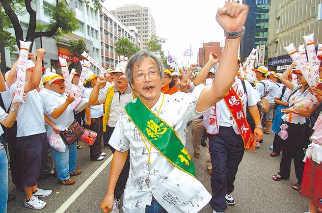 曾获民进党提名不分区立委的工运大老赖万枝，2014年性侵一名女秘书，还咬伤对方乳头，称「错在你长得太漂亮」。(图／本报资料照片)