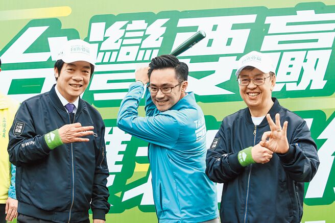 民进党性平风暴一波未平一波又起，1前女党工昨痛诉2020年曾被同仁性骚，时任青年部主任蔡沐霖（中）也未妥善处理。图为蔡沐霖2019年参选立委时与陈建仁（右）、赖清德（左）合照。（本报资料照片）