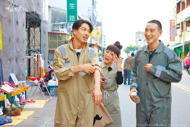 AKIRA（左起）、王彩樺、王陽明因參與《神秘五金行》結為好友。（衛視中文台提供）