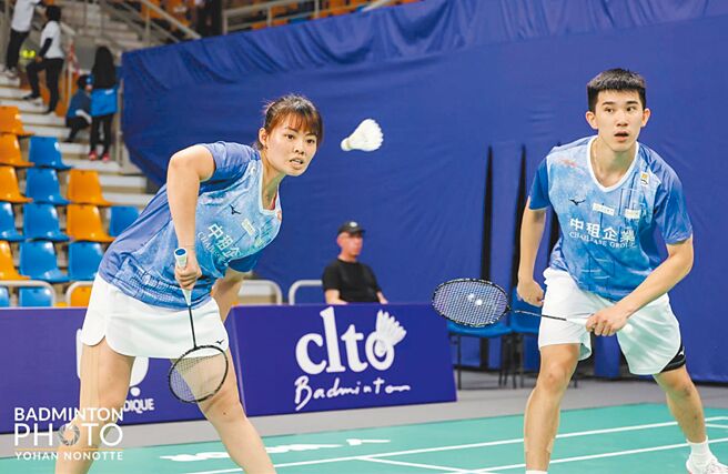 李佳馨（左）与叶宏蔚（右）在泰国羽球公开赛混双4强对阵韩国组合。（资料照／badminton photo提供）