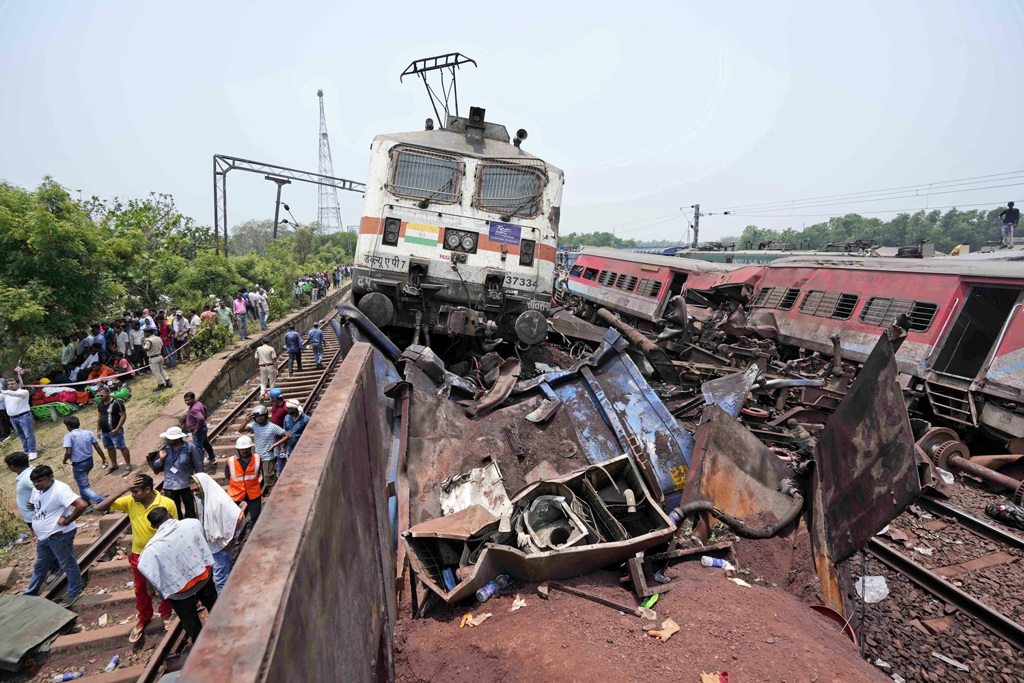印度2日晚间发生3列火车相撞事故，酿成近300人丧命、上千人受伤。（图／美联社）(photo:ChinaTimes)