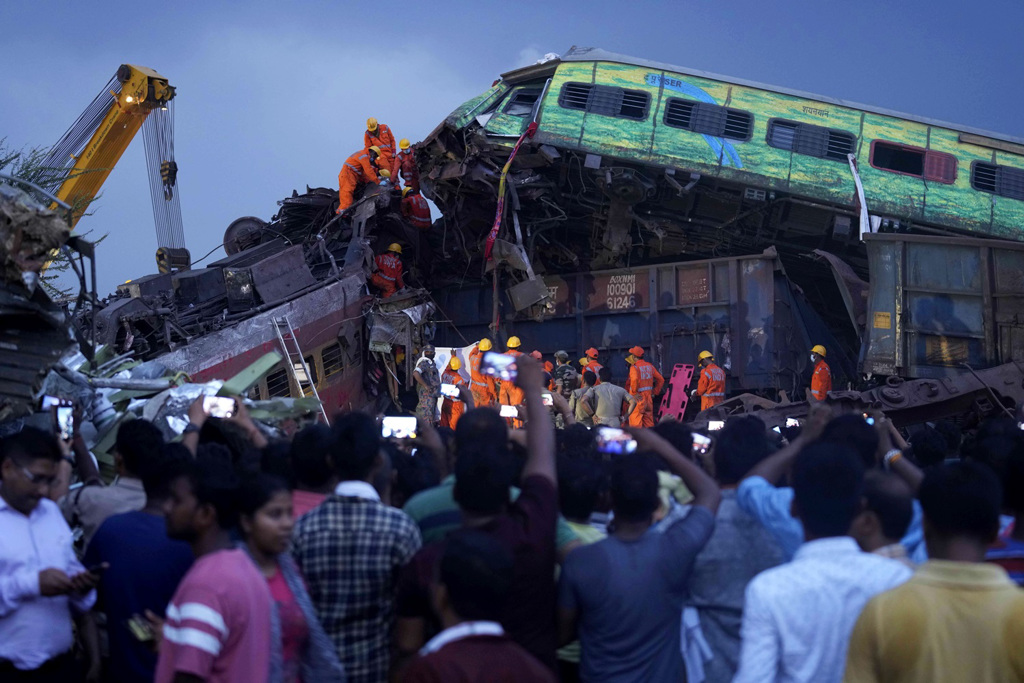 印度2日晚间发生3列火车相撞事故，酿成近300人丧命、上千人受伤。（图／美联社）(photo:ChinaTimes)