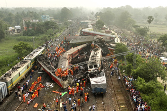 「被15人壓身下」滿地斷肢 倖存者曝印火車衝向空中「瀕死」瞬間