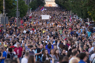 連2槍案釀18死 塞爾維亞首都示威 演成全面反政府活動