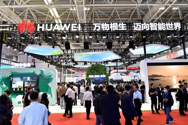 华为公司即将正式发布一款类似ChatGPT的多模态千亿级大模型产品，名为「盘古Chat」。（图／新华社）