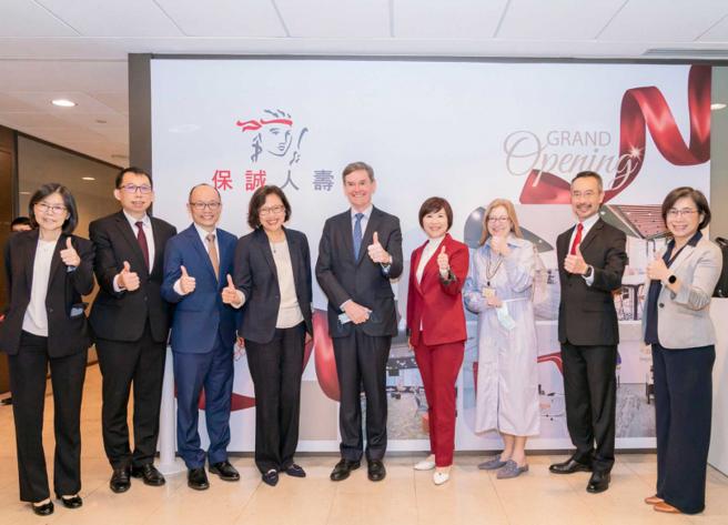 英商保诚人寿在台湾主打「分红保单」，已连续销售20年。右四为保诚人寿总经理王慰慈。（图／保诚人寿提供）