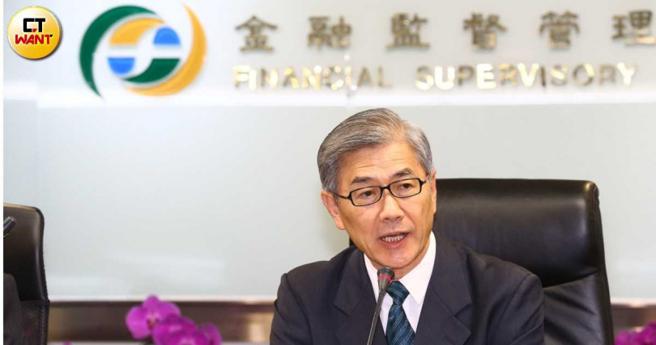 目前市场资金有流向银行端的高利率美元定存、债券等商品，保险局也紧盯着利变险的宣告利率。图为金管会主委黄天牧。（图／黄鹏杰摄）