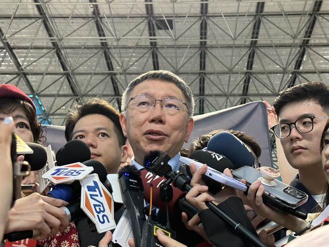 民眾党主席柯文哲今天上午出访日本前在桃园机场受访。（杨亚璇摄）