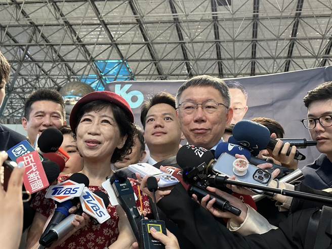 柯文哲与陈佩琪4日清晨5时30分抵达桃园机场，一同在桃机出境大厅前受访。（杨亚璇摄）