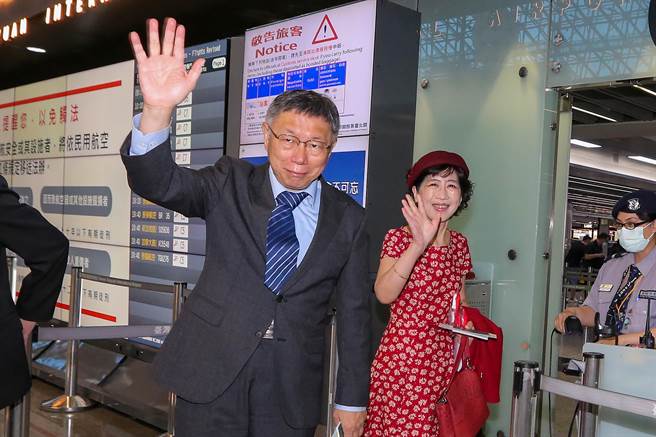 台湾民眾党党主席柯文哲4日上午率团启程赴日，展开为期5天访问行程，夫人陈佩琪也一同随行。柯文哲表示，此行除了拜访执政的自民党政要外，也将比照访美行程，拜访国会、外交、防卫领域智库，他强调到访日本是「听比说更重要」，也让日本更了解台湾的状况 。（陈麒全摄）