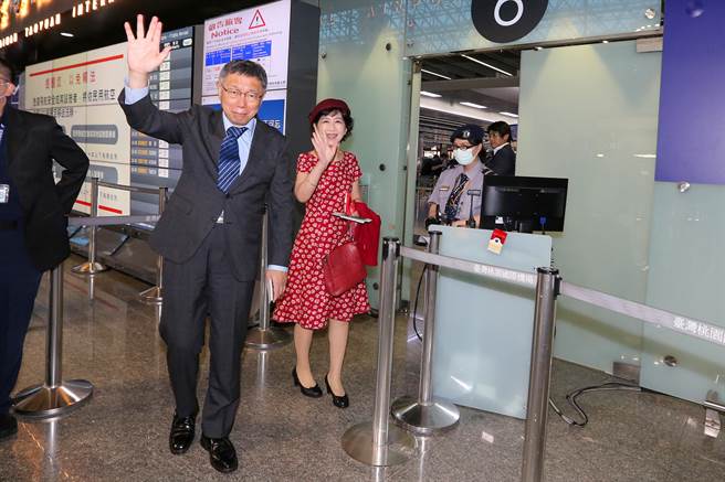 台湾民眾党党主席柯文哲4日上午率团启程赴日，展开为期5天访问行程，夫人陈佩琪也一同随行。柯文哲表示，此行除了拜访执政的自民党政要外，也将比照访美行程，拜访国会、外交、防卫领域智库，他强调到访日本是「听比说更重要」，也让日本更了解台湾的状况 。（陈麒全摄）