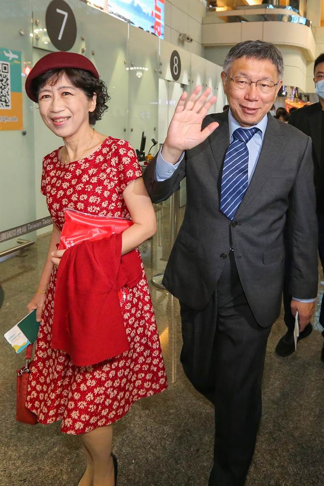 台湾民眾党党主席柯文哲4日上午率团启程赴日，展开为期5天访问行程，夫人陈佩琪也一同随行。柯文哲表示，此行除了拜访执政的自民党政要外，也将比照访美行程，拜访国会、外交、防卫领域智库，他强调到访日本是「听比说更重要」，也让日本更了解台湾的状况 。（陈麒全摄）