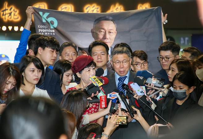 台湾民眾党党主席柯文哲4日上午率团启程赴日，展开为期5天访问行程，夫人陈佩琪也一同随行。柯文哲表示，此行除了拜访执政的自民党政要外，也将比照访美行程，拜访国会、外交、防卫领域智库，他强调到访日本是「听比说更重要」，也让日本更了解台湾的状况 。（陈麒全摄）