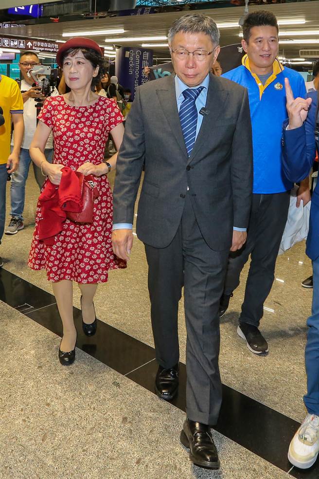 台湾民眾党党主席柯文哲4日上午率团启程赴日，展开为期5天访问行程，夫人陈佩琪也一同随行。柯文哲表示，此行除了拜访执政的自民党政要外，也将比照访美行程，拜访国会、外交、防卫领域智库，他强调到访日本是「听比说更重要」，也让日本更了解台湾的状况 。（陈麒全摄）