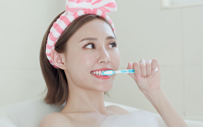 医师表示，为了避免口腔与喉咙免受癌细胞侵扰，民眾要少碰过烫的食物、辛辣物，及用久的牙刷，因为牙刷用久后会藏污纳垢，容易将病菌带入口中，引发癌症。(示意图/ Shutterstock )